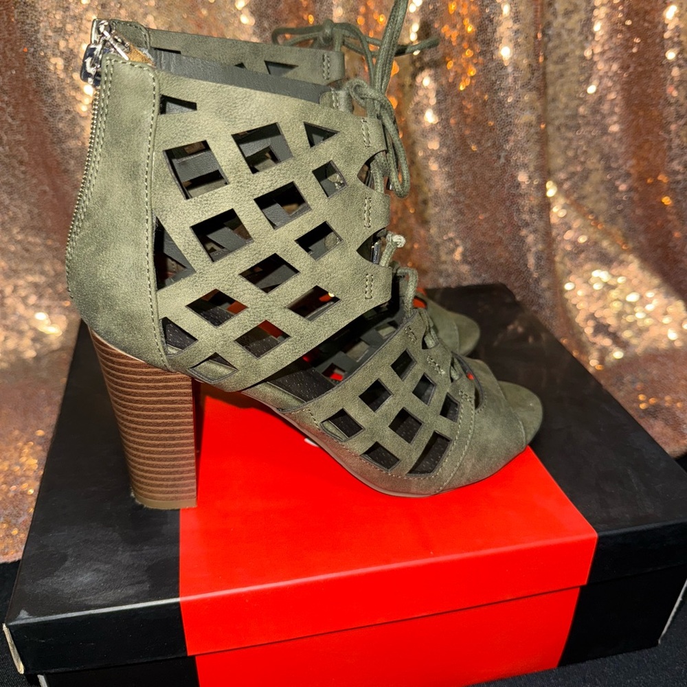 G By Guess Women's Iniko Caged Sandals